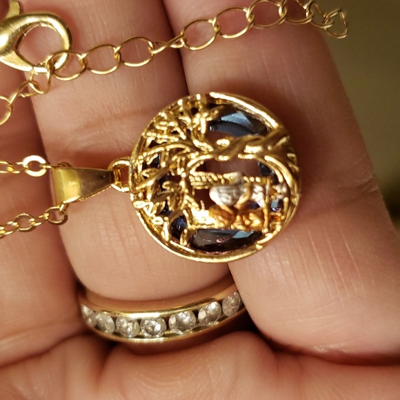 Friends Sisters Tree of Life Pendant Necklace - Picture 7 of 8